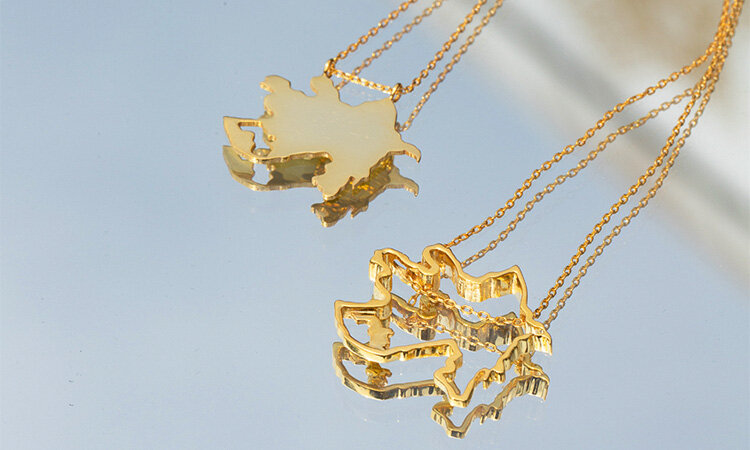 Подвески в форме карты Азербайджана из коллекции Ana vətən. Фото: Tilsim