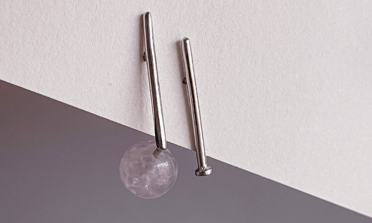 Асимметричные серьги с розовым кварцем из коллекции Talisman. Фото: Tilsim