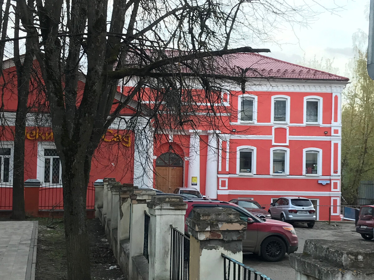 Здание бывшего клуба и общежития Трикотажной фабрики. А в 1736 году это был Храм во имя Рождества Христова с приделом Рождества Пресвятой Богородицы. Ныне коммерческая недвижимость. Центр, ул. Карла Маркса. Фото автора