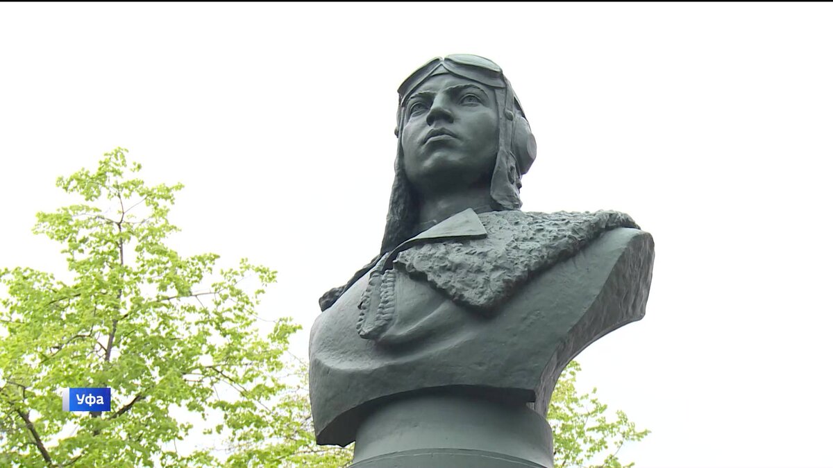   В Уфе почтили память дважды Героя Советского союза, легендарного летчика Мусы Гареева