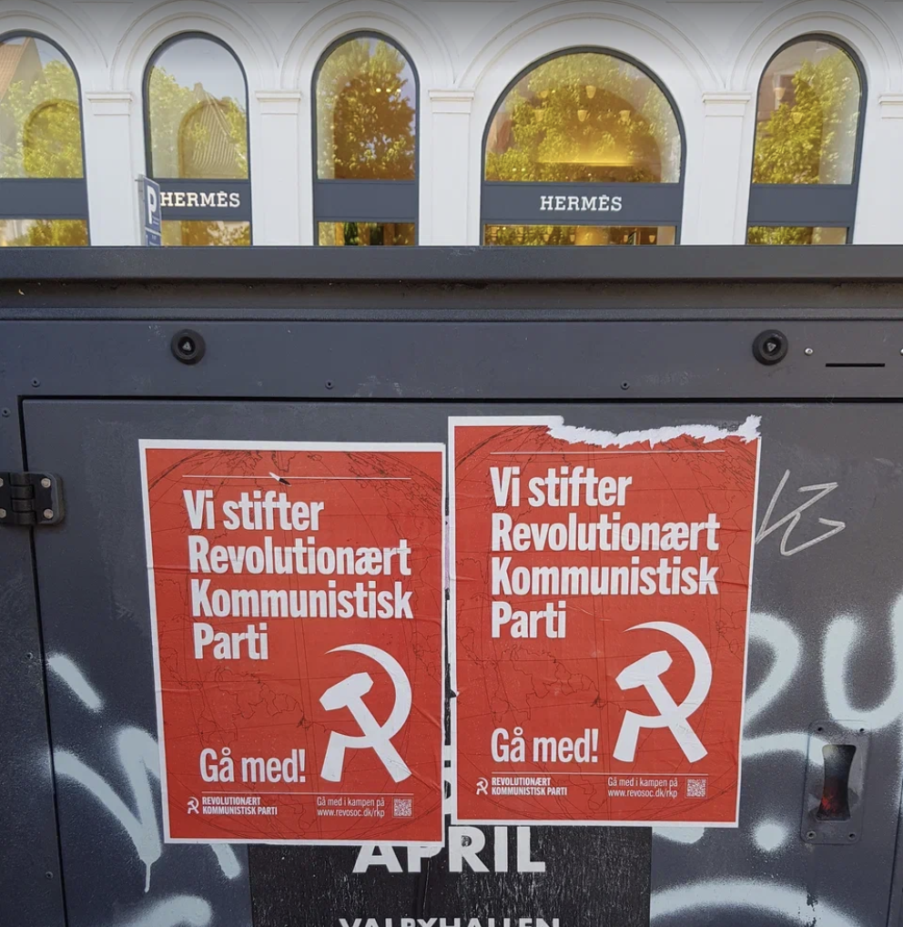 Иду по Копенгагену, смотрю - на урнах красны плакаты какие-то.  Вроде бы с серпом и молотом.