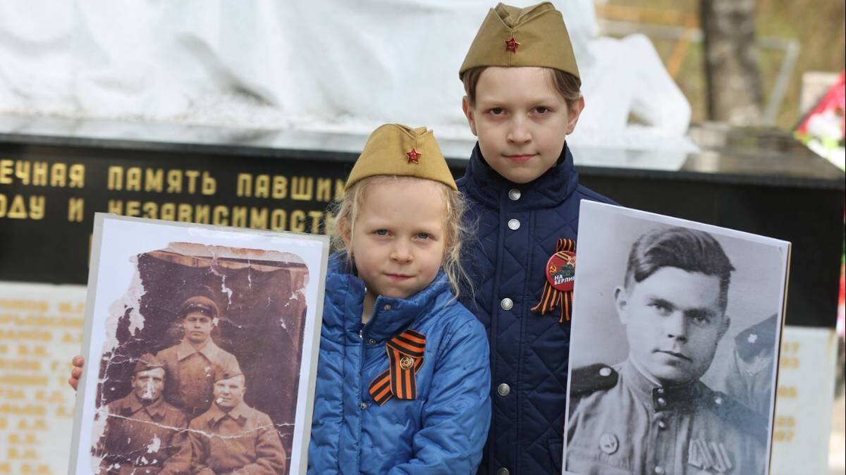    Брат и сестра Алексей и Вера Смолий с портретами своих родственников / Фото: Виктор Хабаров / Вечерняя Москва