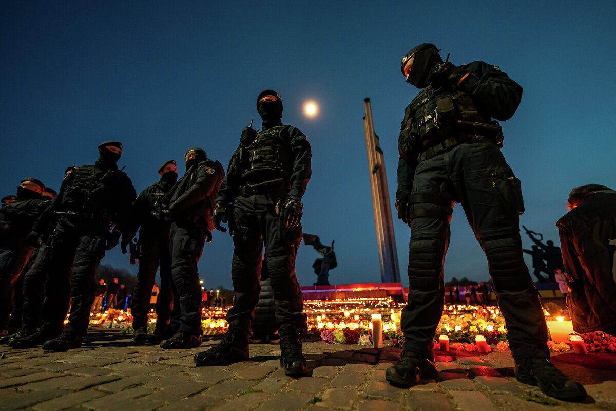 Полицейский кордон у позднее снесенного памятника Воинам-освободителям в Риге / © Sputnik