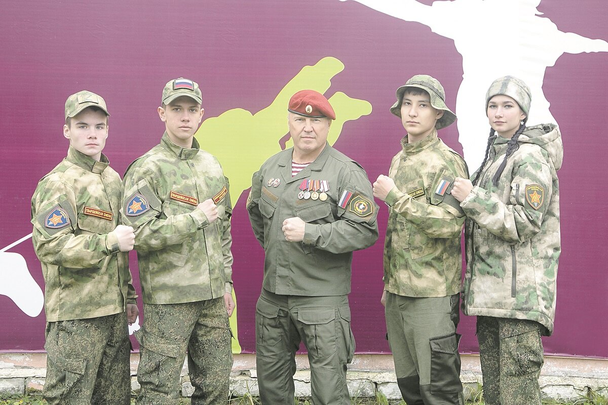    Руководитель движения «Гвардейская смена» Дмитрий Костромин с воспитанниками