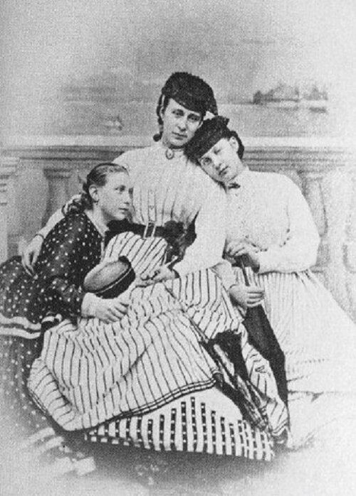 Великая княжна Вера Константиновна (слева) с матерью великой княгиней Александрой Иосифовной, урожденной принцессой Саксен-Альтенбургской, и старшей сестрой великой княжной Ольгой Константиновной (справа)