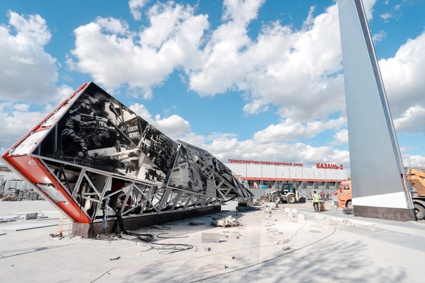 Стелла "Город трудовой доблести" установлена у железнодорожного вокзала "Казань-2"