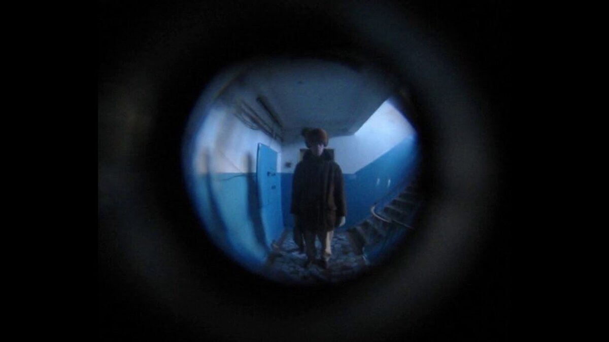 Незнакомец в глазке. Фото из интернета для иллюстрации.