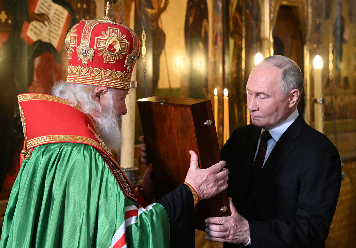 После благословения на царство патриарх вручил В.В. старинную икону