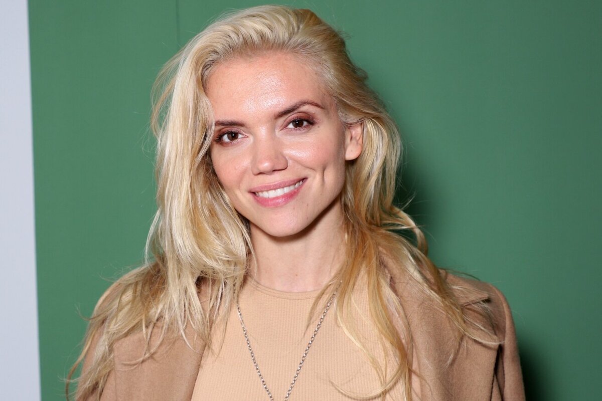     «Нежно и горячо»: актриса фильма «Я худею» Валерия Дергилёва устроила фотосессию в ажурном платье без белья