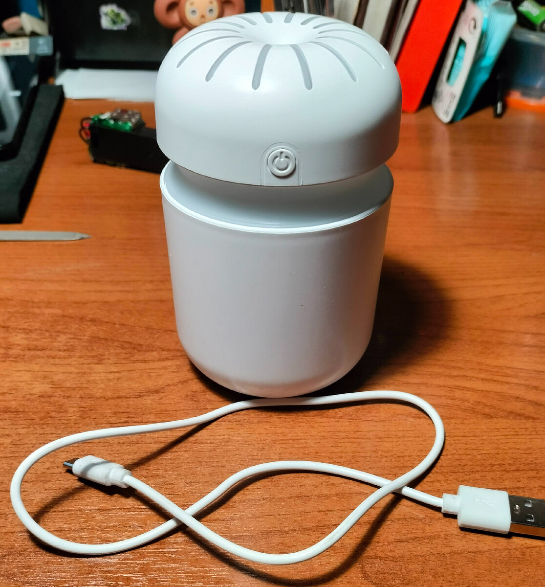 вот такая комплектация, увлажнитель, кабель и фильтр внутри