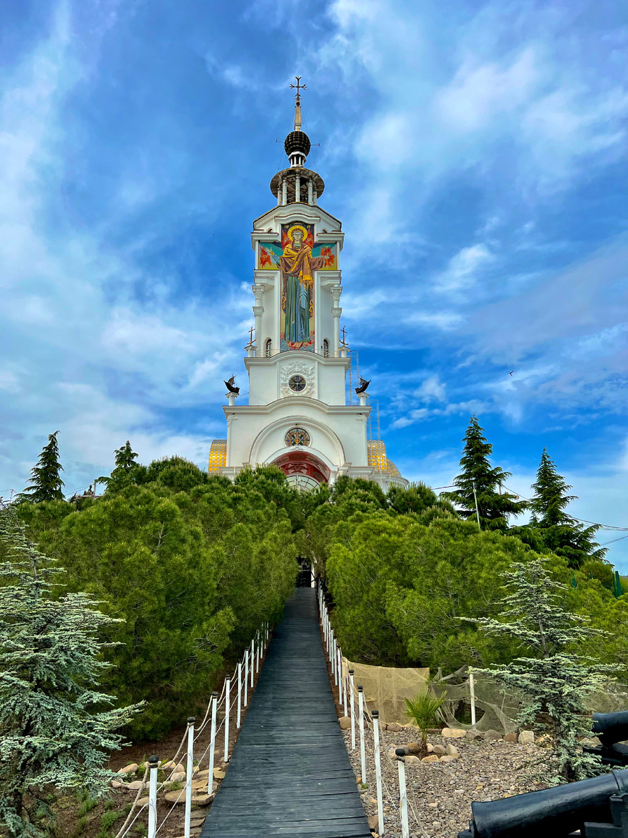 Храм-маяк святителя Николая. с. Малореченское. Вид со смотровой площадки. 
