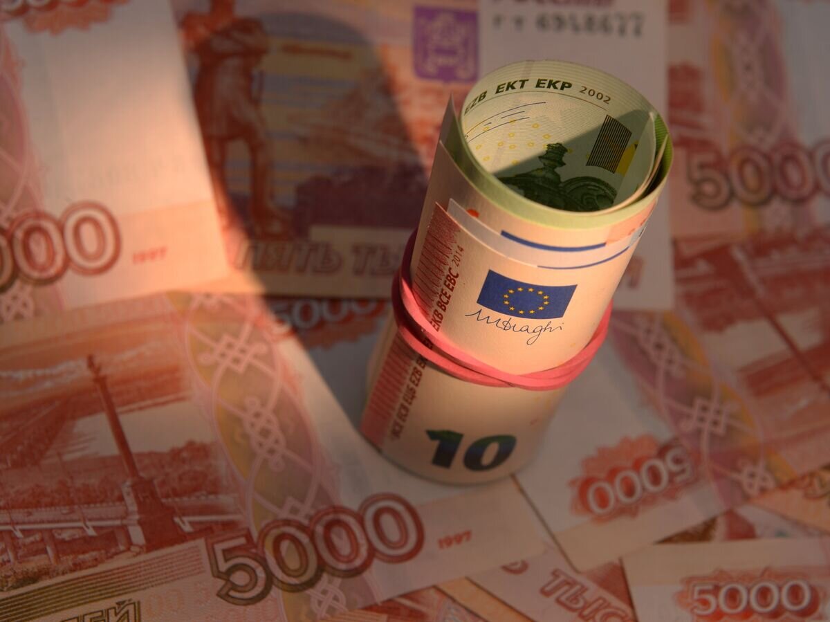    Денежные купюры России и Европейского Союза© РИА Новости / Владимир Трефилов