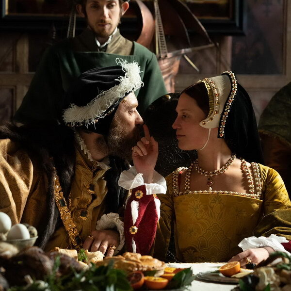     Алисия Викандер выходит замуж за Джуда Лоу в трейлере «Игры королевы»