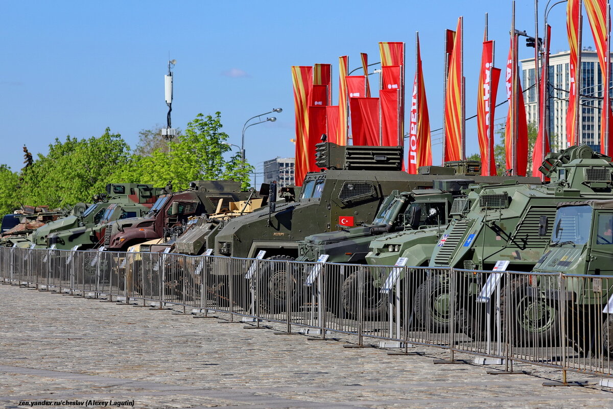 Продолжаем осматривать выставку трофеев, захваченных российской армией в хоне СВО. Сегодня в обзоре - колесная техника. Её здесь насчитывается 19 ед.