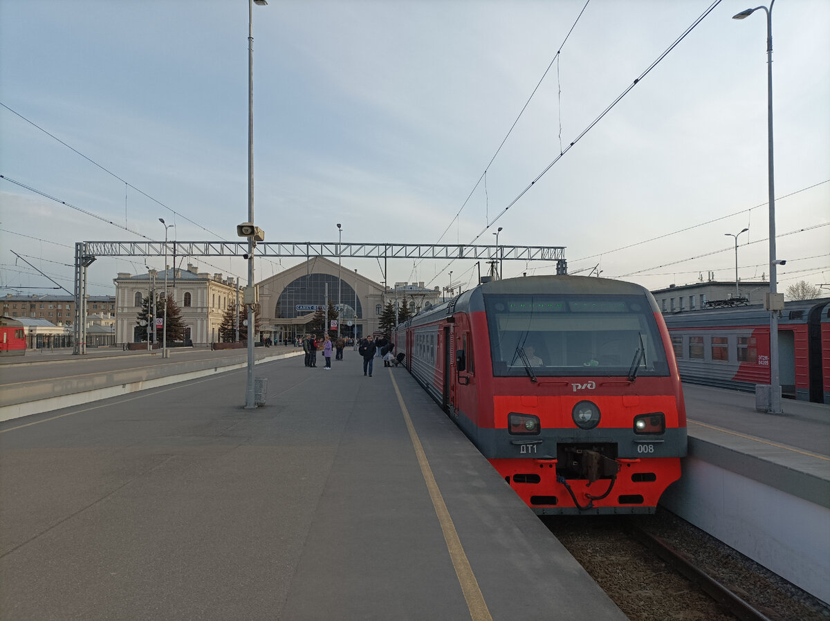 Дизель-электропоезд на платформе Балтийского вокзала.