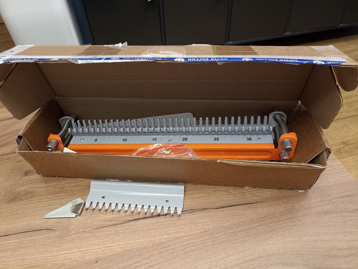 Сама машинка, коробку даже не стала выкидывать, удобно всё складировать в одном месте