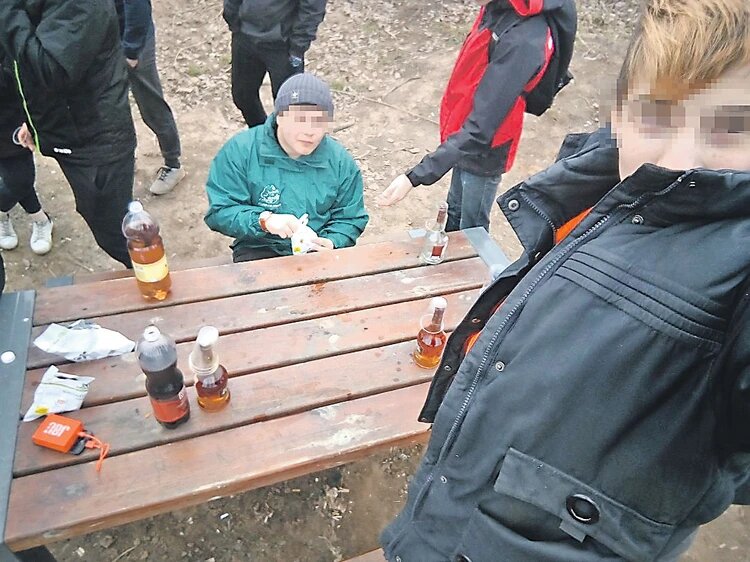 Лавочки, друзья, выпивка - обычное времяпрепровождение подростков на Мещере. Они сами выкладывают эти фото в соцсетях. Фото: соцсети
