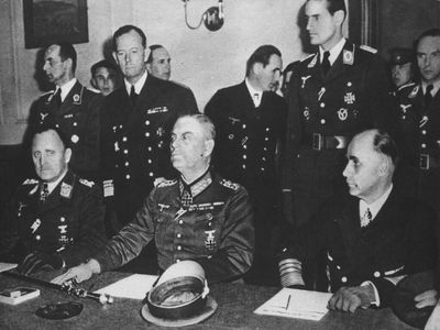 Церемония подписания акта о капитуляции Германии в Карлхорсте 8 мая 1945 г.
На фото: 1-й ряд Г.О Штумпф, В. Кейтель, Г.Г. Фридебург.