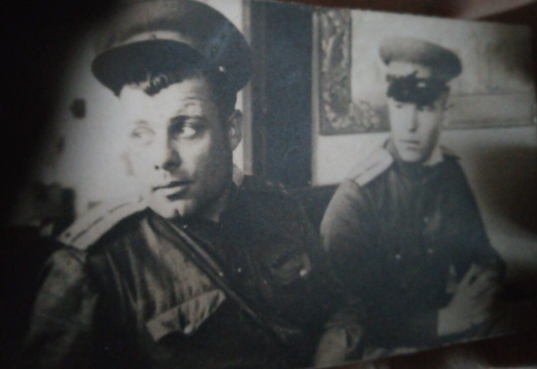 1941 год, после призыва. Крайний слева