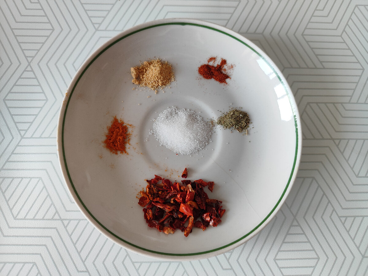 Перец сладкий сушеный, куркума, приправа для картофеля, паприка, итальянские травы, соль.