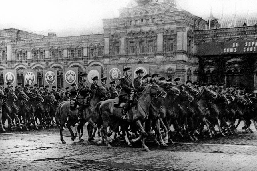 Парад Победы на Красной площади 24 июня 1945 г. Фото Mil.ru CC BY 4.0. Источник: https://ru.wikipedia.org/