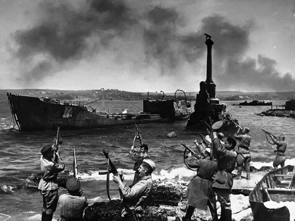 Освободители города русских моряков у символа Севастополя – Памятника затопленным кораблям