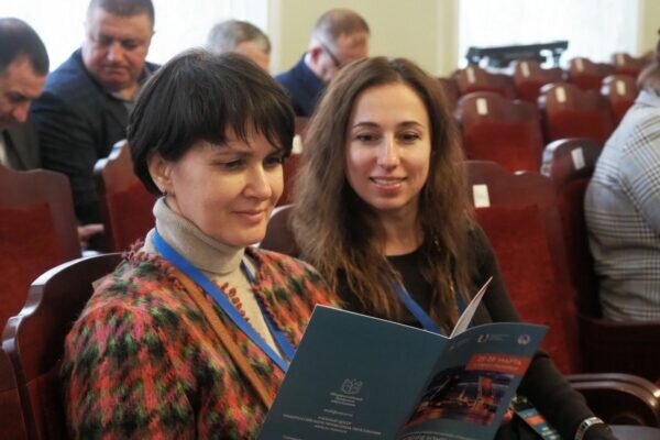    Участники стажировки знакомятся с программой