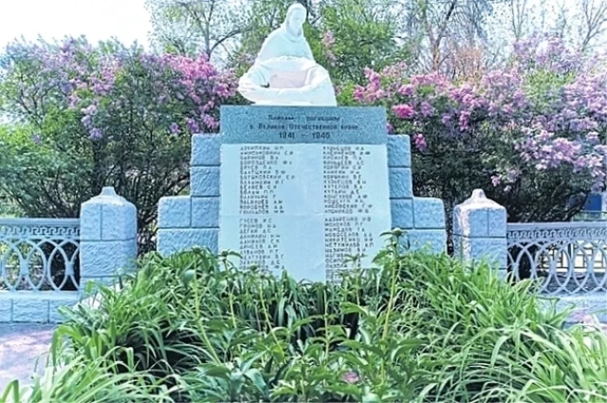    Скромный памятник – свидетель и хранитель больших трагических событий.