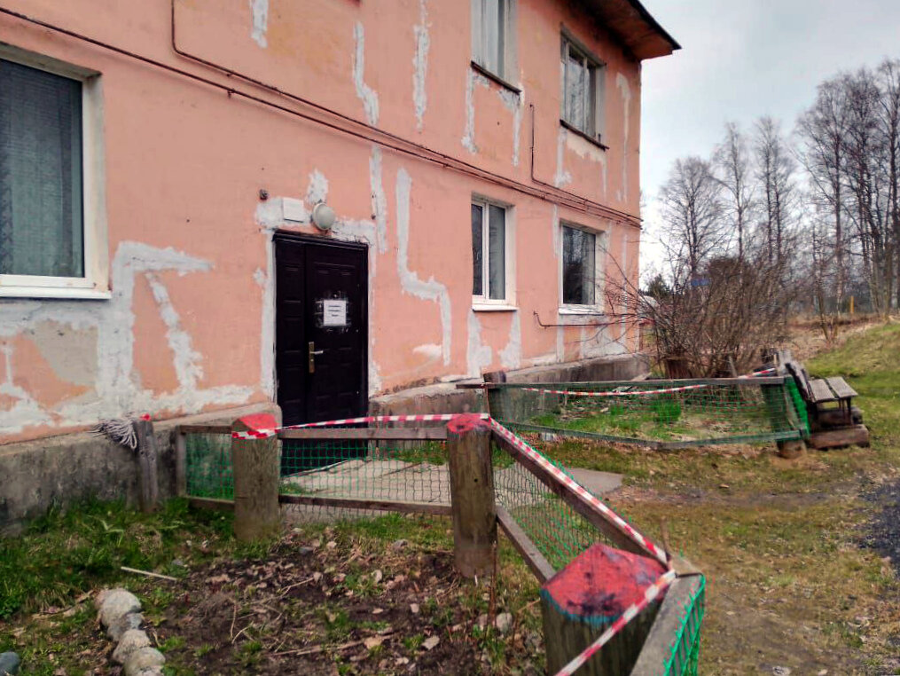    Дом, представляющий опасность для жильцов в Карелии, окружили сигнальной лентой
