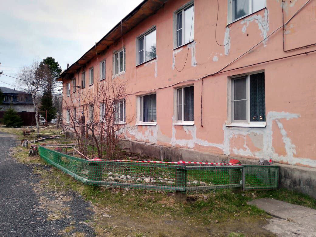    Дом, представляющий опасность для жильцов в Карелии, окружили сигнальной лентой