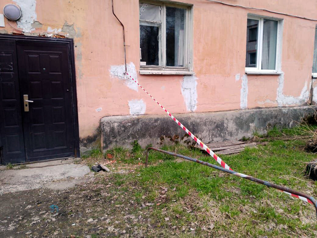    Дом, представляющий опасность для жильцов в Карелии, окружили сигнальной лентой