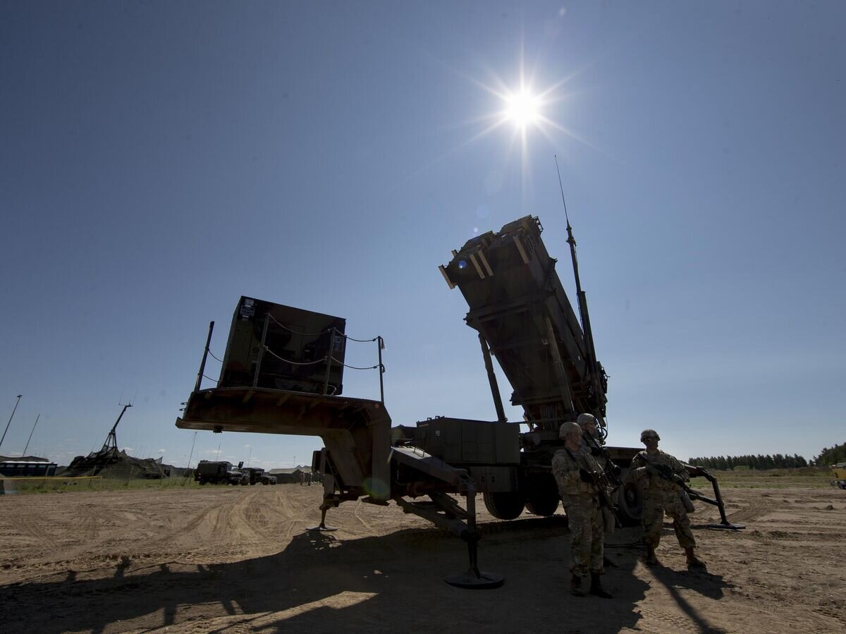    Американские военные возле зенитного ракетного комплекса "Пэтриот"© AP Photo / Mindaugas Kulbis