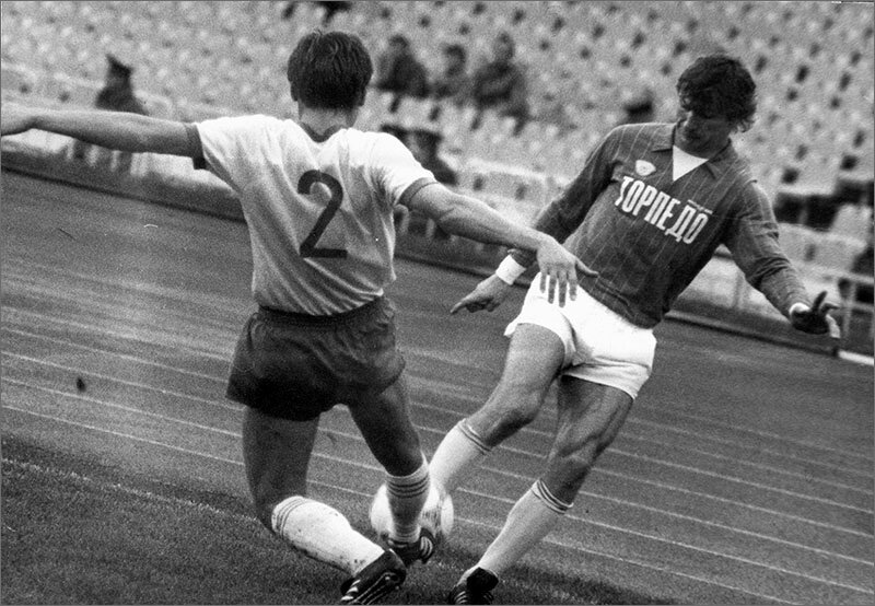 «Торпедо» - «Металлист» (Харьков) – 1:0. Торпедовец Борис Поздняков и харьковчанин Олег Деревинский (№2).