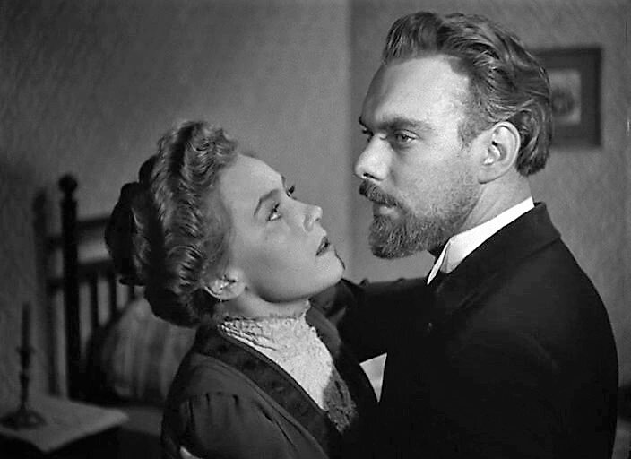 Драма «Дама с собачкой» по одноимённому рассказу А. П. Чехова. Киностудия «Ленфильм», 1960 год. Режиссёр и автор сценария Иосиф Хейфиц. Композитор Надежда Симонян. Анна Сергеевна Дидериц – Ия Саввина, Дмитрий Дмитриевич Гуров – Алексей Баталов