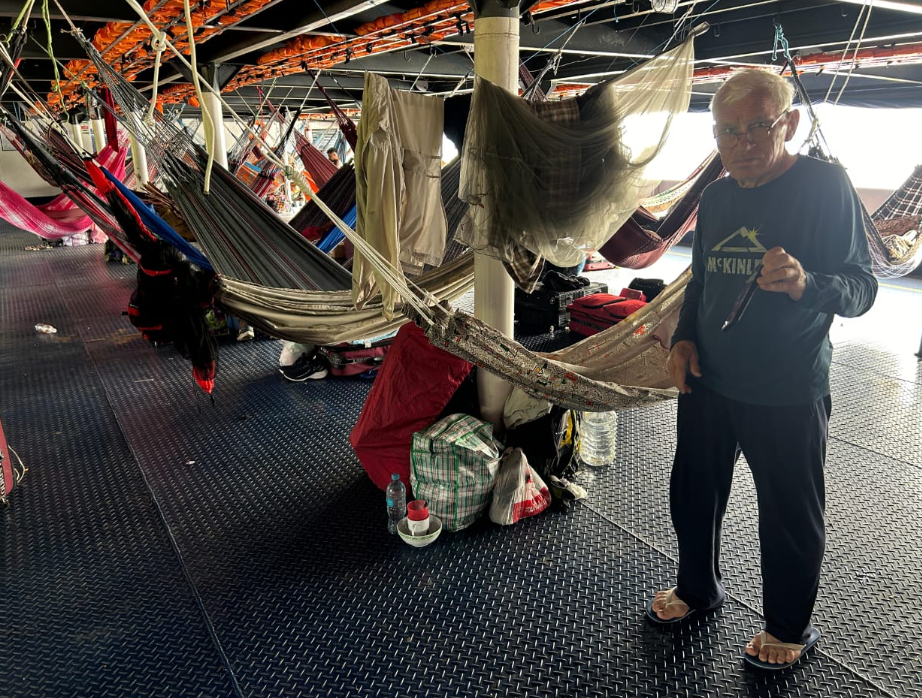 Мартин проехал на гамаке на корабле через Амазонию