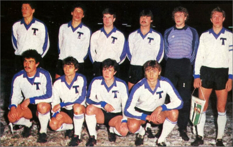«Торпедо» образца 1987 года. Фото перед товарищеским матчем с «Гавром» во Франции (18 февраля). Верхний ряд (слева направо): Юрий Савичев, Николай Савичев, Сергей Бодак, Александр Полукаров, Дмитрий Харин, Сергей Пригода. Нижний ряд (слева направо): Олег Ширинбеков, Сергей Агашков, Геннадий Гришин, Владимир Кобзев.
