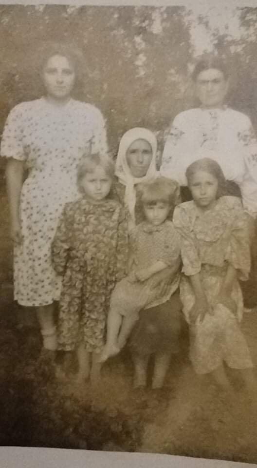 Слева: Нина, мама моя Маша,  бабушка, Юля на руках, стоит Настя и внизу Катя