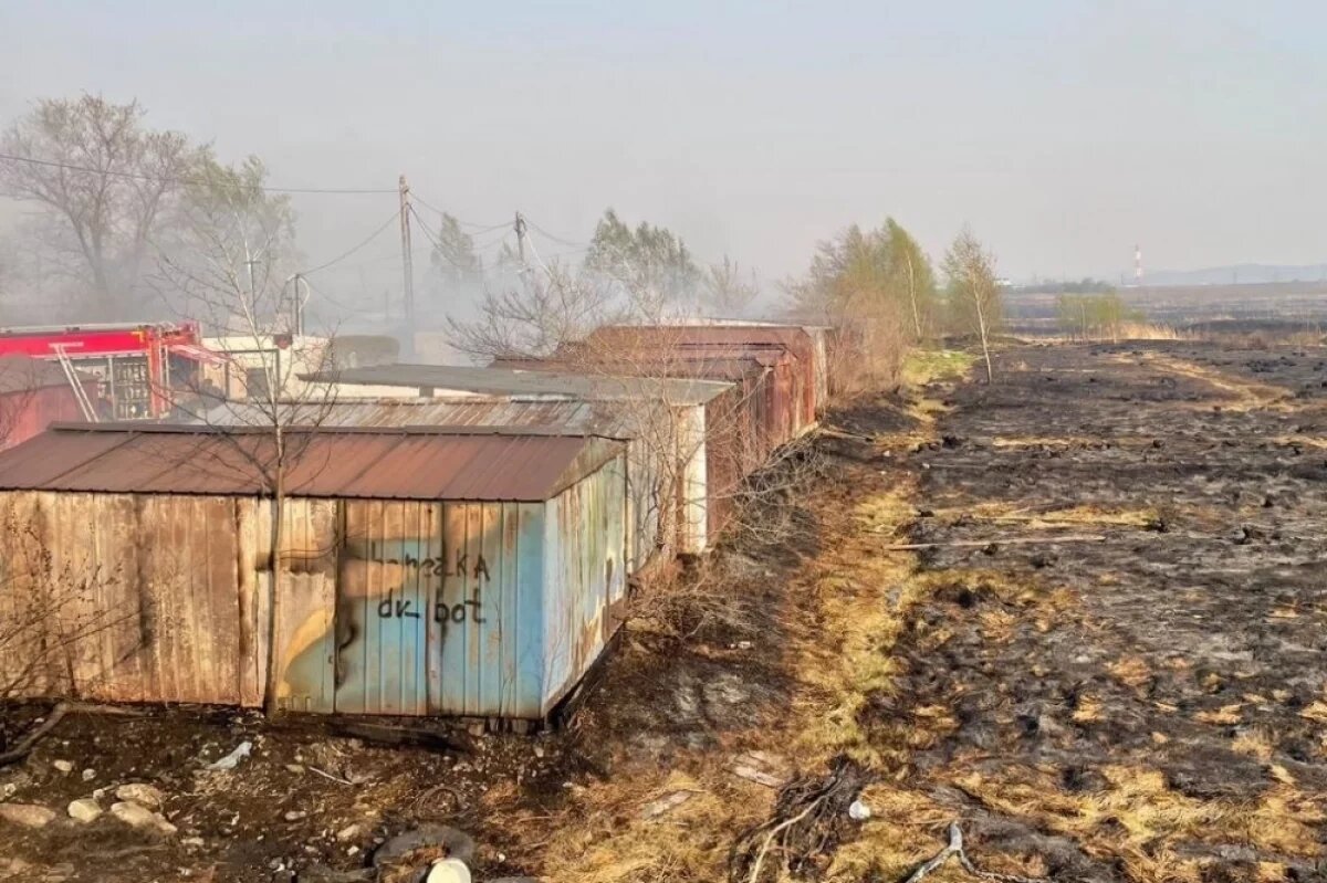    Десятки гаражей сгорели в Комсомольске-на-Амуре, уничтожено 4 автомобиля