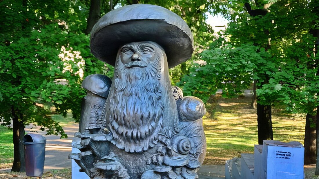 Памятник «Грибы с глазами» в рязанском Нижнем саду