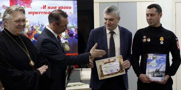 Председатель совета шефов воинских частей области Игорь Михайлов поздравляет с выходом книги Игоря Вишева, директора ОГАЧО 