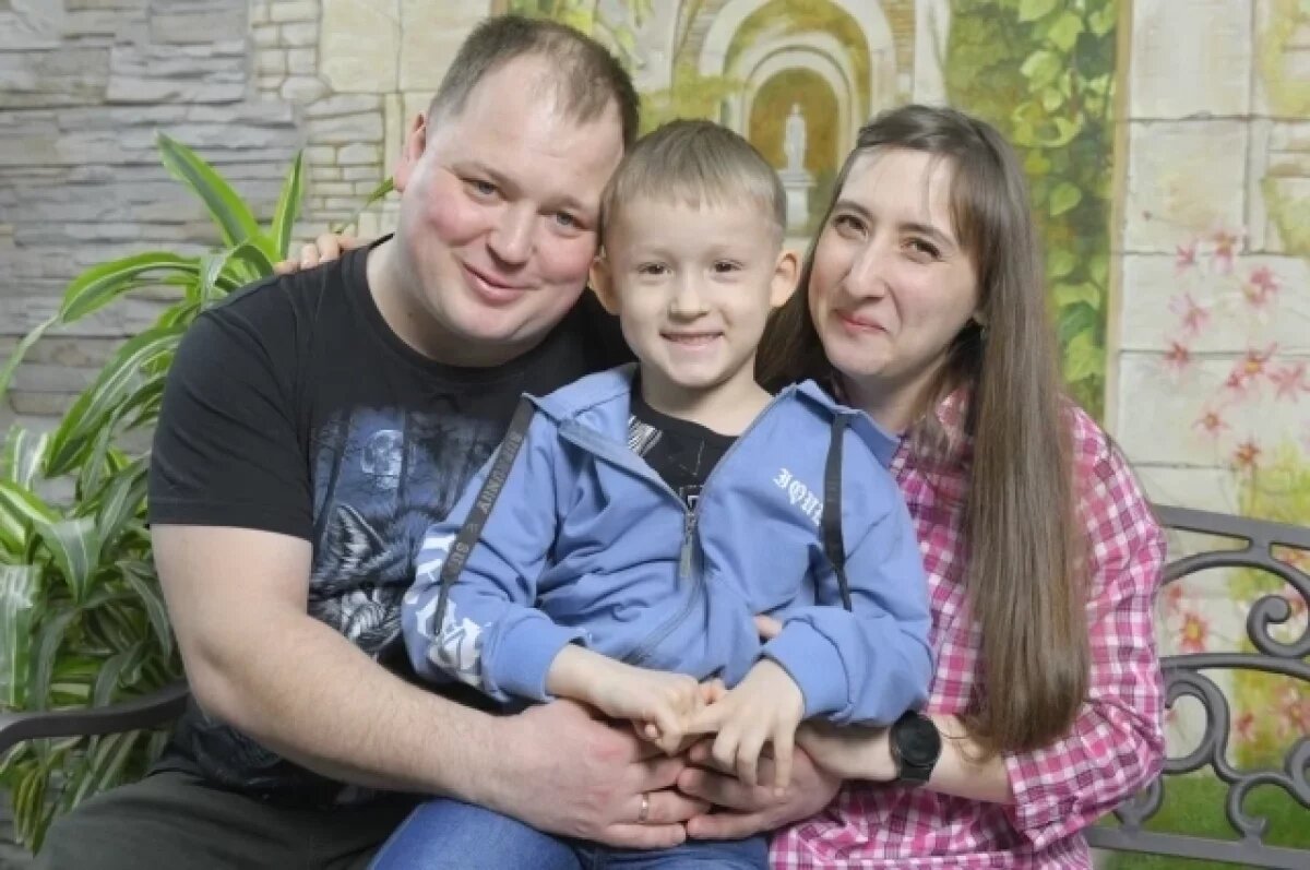   6-летний Дима с малых лет знает историю боевого подвига генерал-лейтенанта, родившегося в Омске, гордится земляком и мечтает в будущем стать военным.