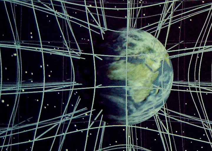 Вместо пустой, плоской, трехмерной сетки размещение массы заставляет то, что было бы "прямыми" линиями, искривляться на определенное количество. Искривление пространства за пределами определенного расстояния, снаружи большой массы, остается неизменным, даже если вы изменяете объем занимаемой внутренней массы.