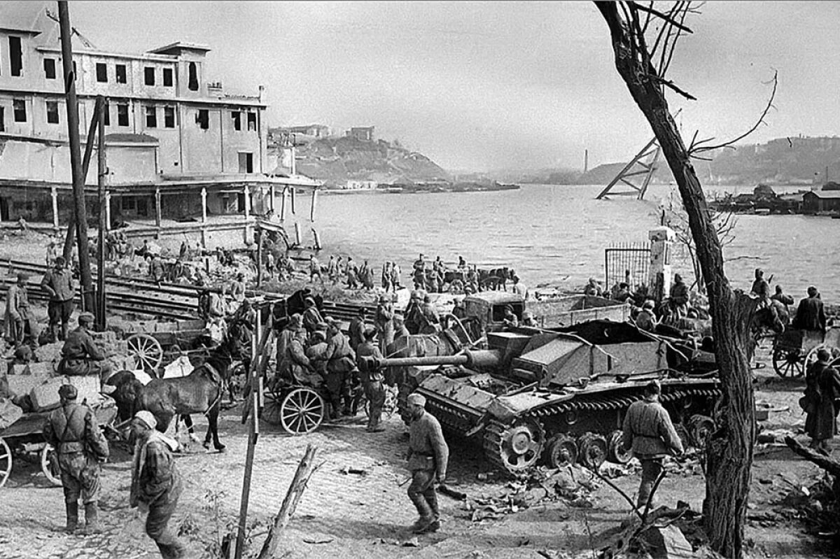    Советские части в Севастополе, май 1944 г.