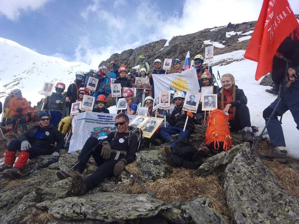    "Бессмертный полк" на высоте. Источник: МАОУ ДО ДООЦТ "Юность", vk.com/club61927311