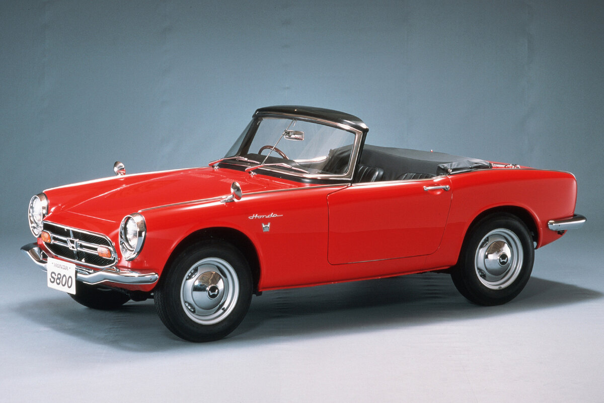   Ранние Honda S800 отличались цепным приводом ведущей оси и независимой задней подвеской. После модернизации изыски сменил традиционный карданный вал и балка моста с тягой Панара. Такой вот апгрейд наоборот.   
Honda