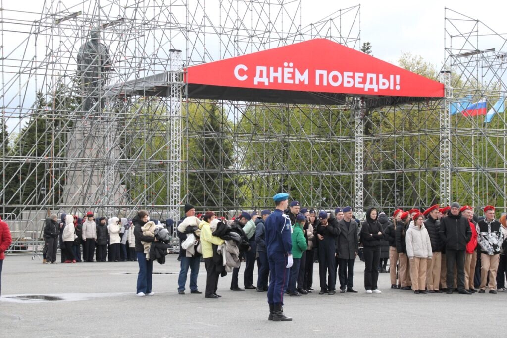 Памятник Ленина на Соборной площади в Ульяновске.
