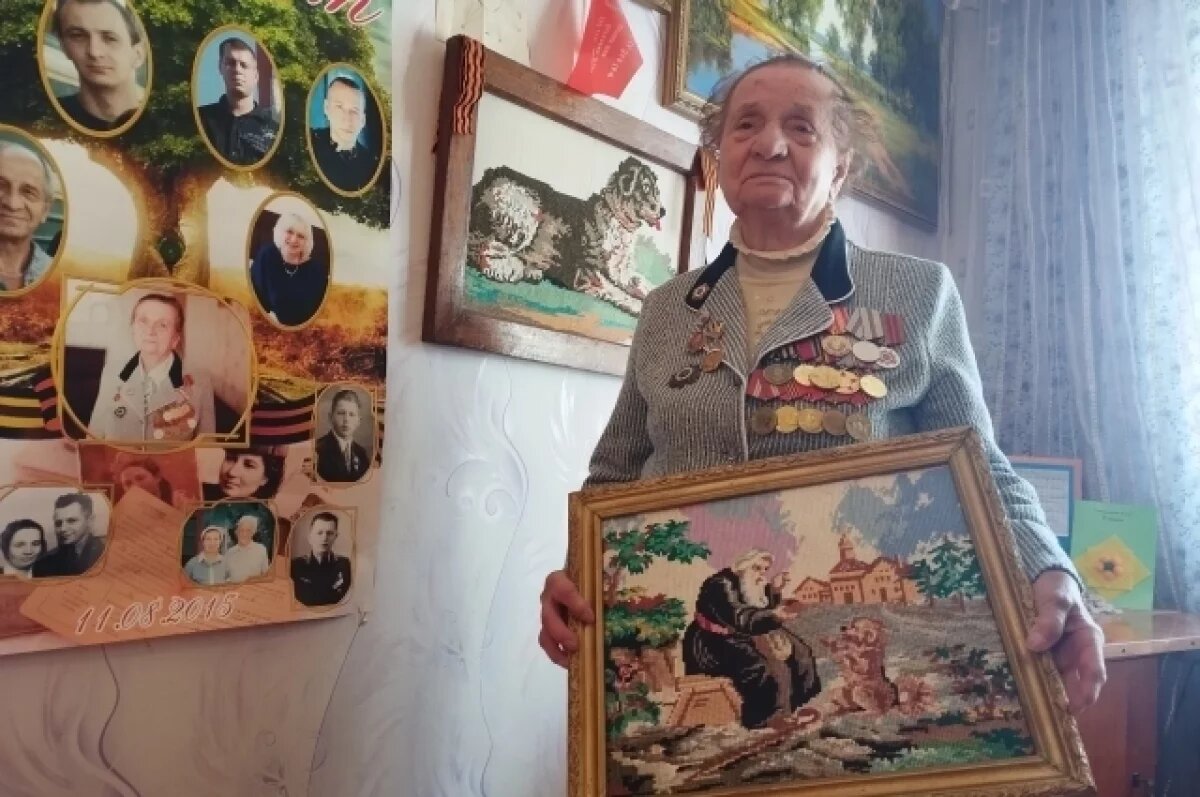    Надежда Петровна всегда любила вышивать картины – теперь они украшают её комнату