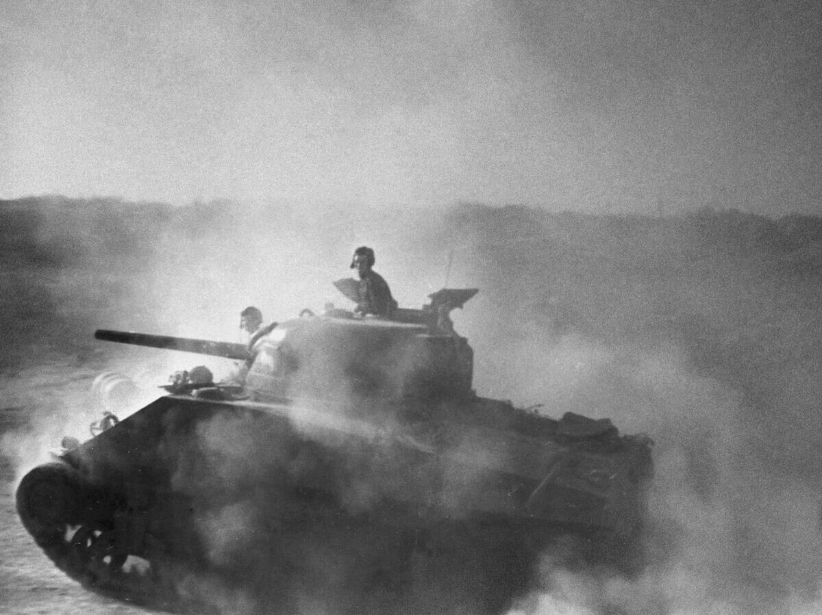   Крымская наступательная операция. Советские танки на подступах к Севастополю.© РИА Новости / Александр Соколенко