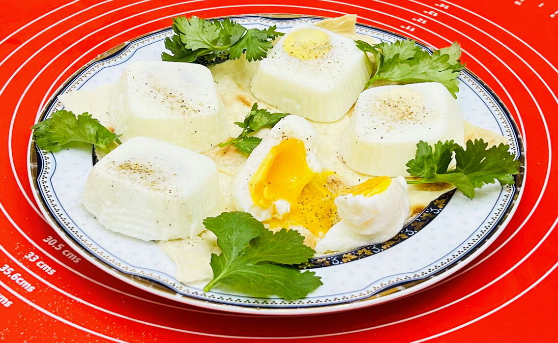 Из того, что есть в любом холодильнике, из простых и доступных продуктов бесподобный завтрак Яйца Пашот быстро просто полезно и вкусно. Съедаются мгновенно.