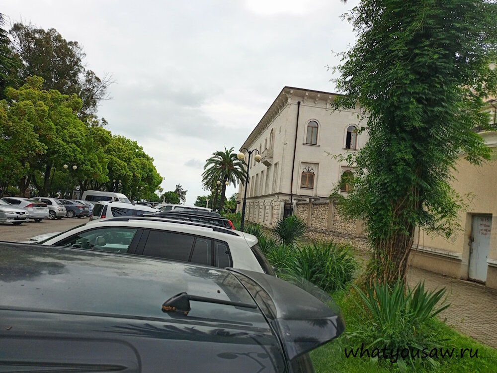 Драматический театр впереди..